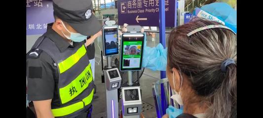 深圳北站啟用智能防疫新設(shè)備 人臉識(shí)別測(cè)溫與粵康碼核驗(yàn)一體機(jī)